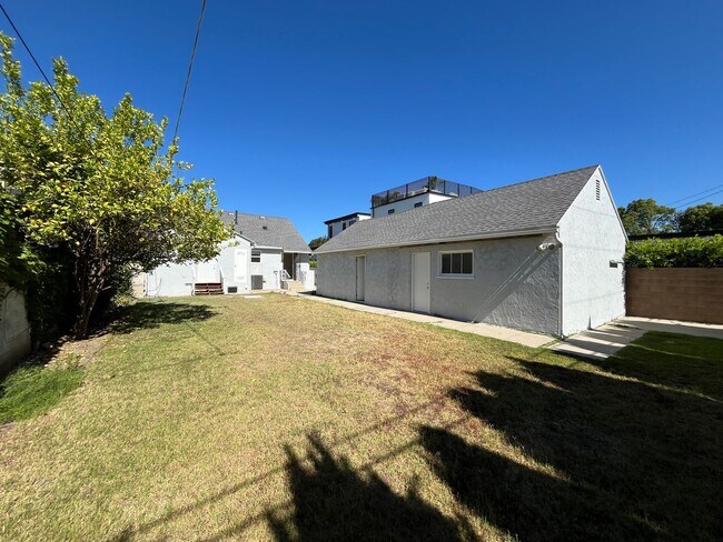 Building Photo - AVAILABLE NOW! 3+2 w/bonus room + applianc...