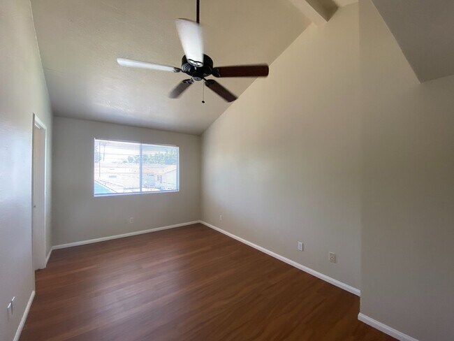 Building Photo - Large House, Close to Campus!!