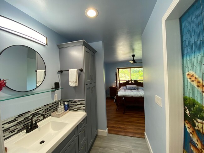 Building Photo - 3-Bed, 2-Bath Custom Furnished Home-Turn K...