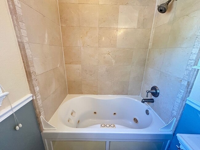 Building Photo - 1 bedroom 1 bath In the Heart of Downtown!