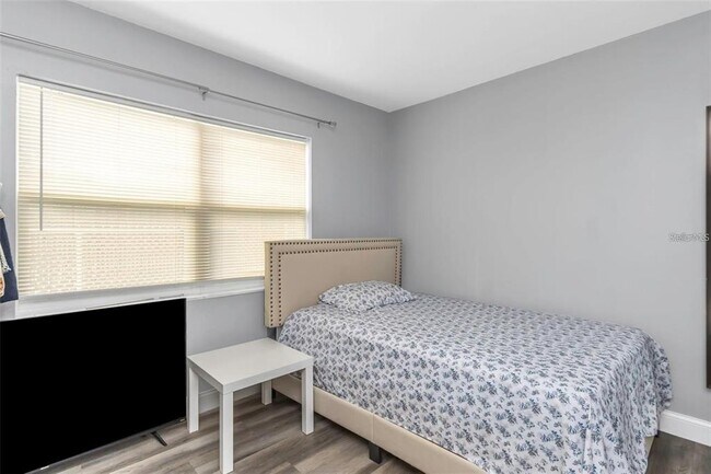 Building Photo - 206 N Himes Ave