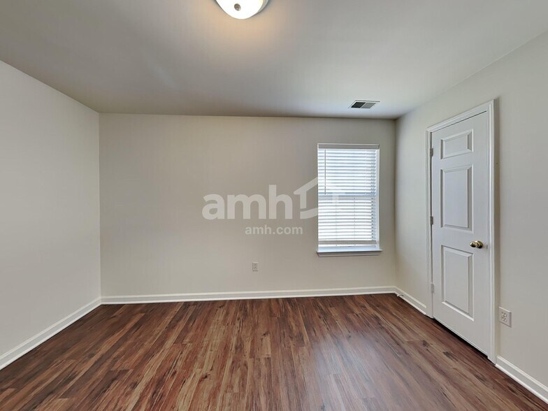 Building Photo - 16 Hawkesbury Rd