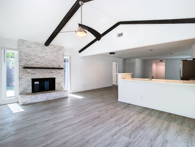 Building Photo - Stunning Rental Pool House in South St. Pe...