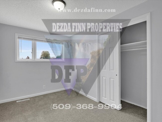 Building Photo - 5 Bed, 2 Bath Home Conveniently Located in...