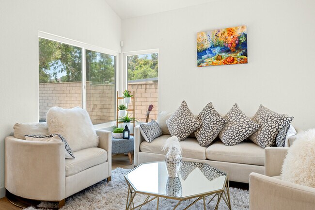 Building Photo - Luxe Spacious Home Near Parks Fully Equipped