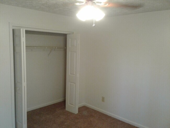 Building Photo - 2 Bedroom, 1 bath apartment - Downstairs Unit