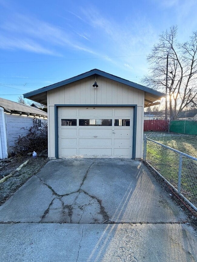 Building Photo - 1308 E 11th Ave