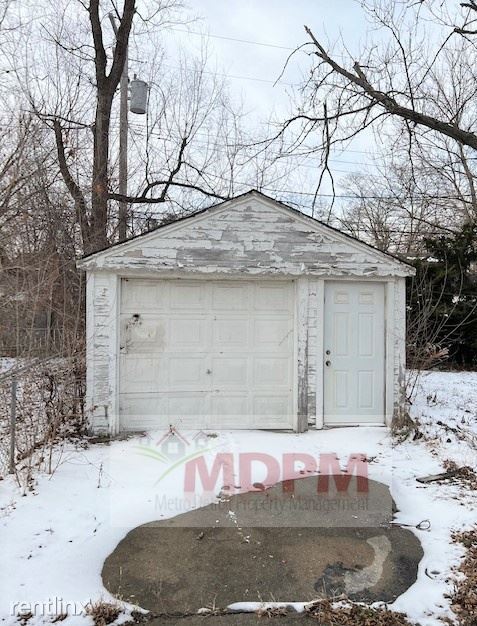 Building Photo - 3 br, 1 bath House - 18261 Stahelin Ave