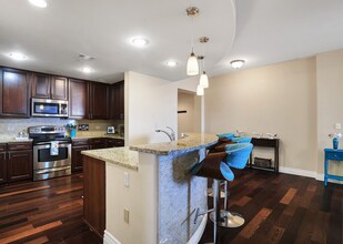 Building Photo - 215 Center St