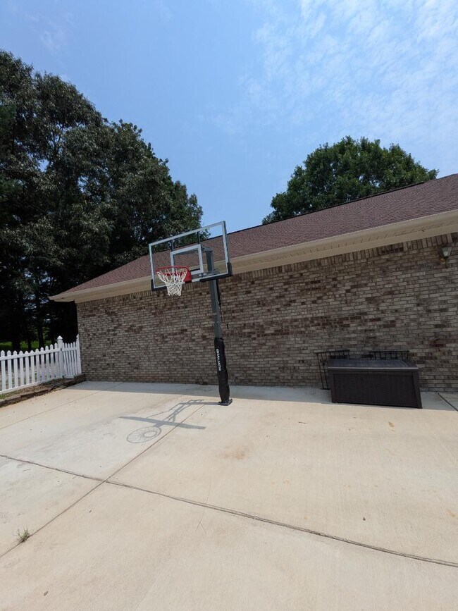 Building Photo - 102 Huntington Ridge Rd