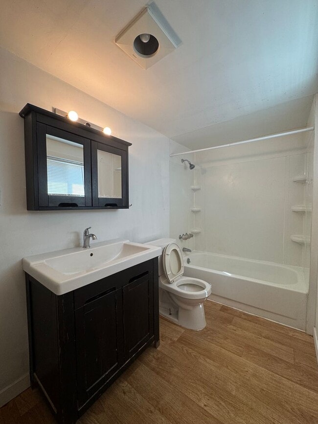 Building Photo - PET FRIENDLY FULLY FENCED