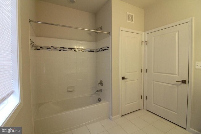 Building Photo - 23235 Milltown Knoll Square