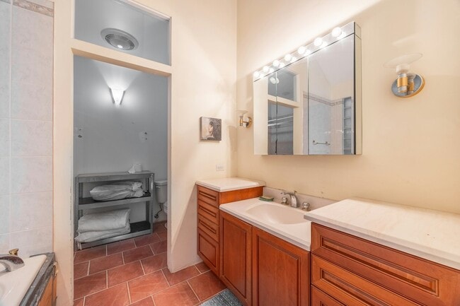 Building Photo - 1723 N Wood St