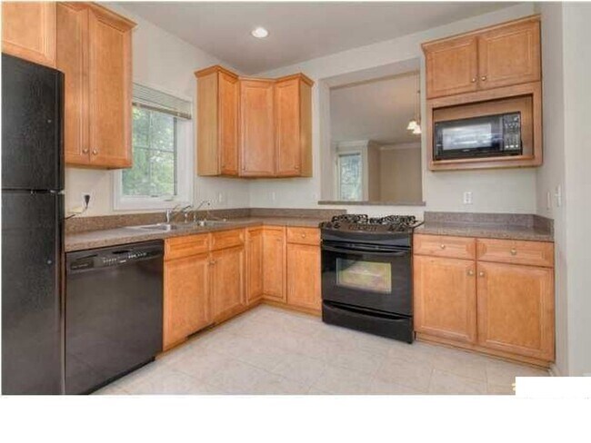 Building Photo - Spacious 3 Bedroom Townhouse Close to Down...