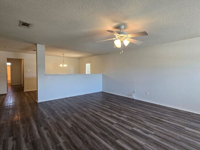 Building Photo - 3303 Driftwood Dr