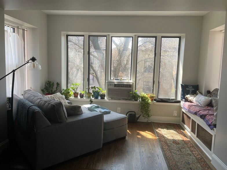 Building Photo - 3741 N Pine Grove Ave