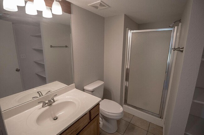 Building Photo - 1405 Greensboro Dr