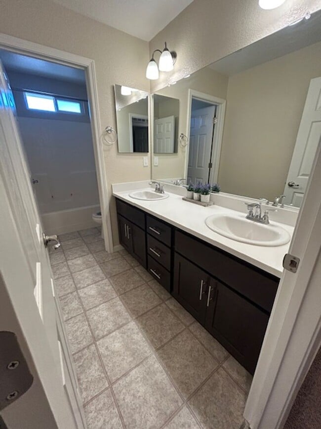Building Photo - 4 bedroom 3 bathroom in Hanford!