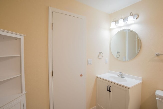 Building Photo - Fully Updated 2 Bed 1 Bath in Woodland Park!