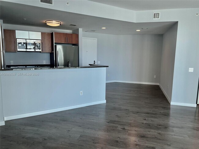 Building Photo - 300 S Biscayne Blvd