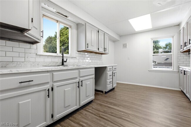 Building Photo - 975 Corwin Ave