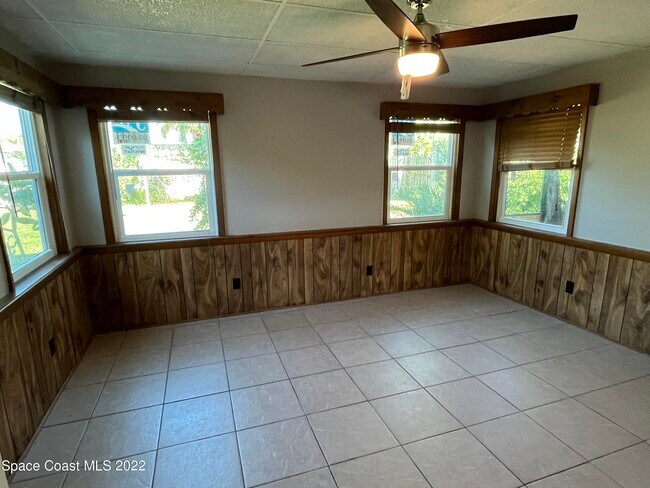 Building Photo - 619 Rosada St