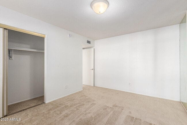 Building Photo - 2128 E Villa Ct