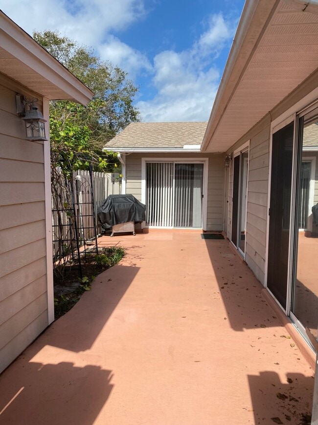 Building Photo - SPACIOUS, FIRST FLOOR CONDO WITH BIG FENCED IN PATIO IN THE LOVELY COMMUNITY OF QUAIL RIDGE!