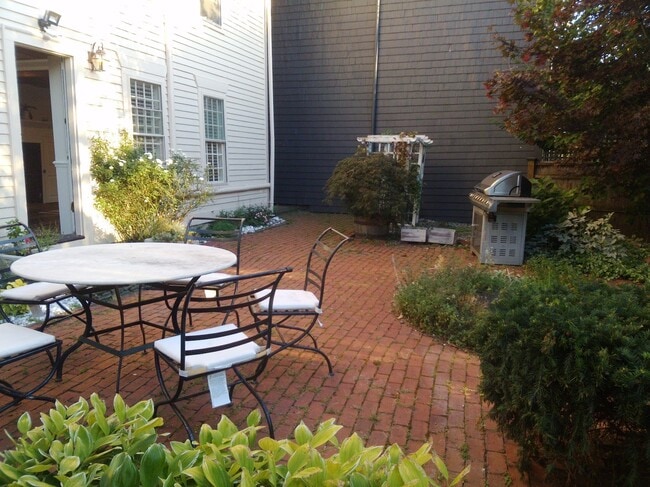 Building Photo - 48 Benefit St