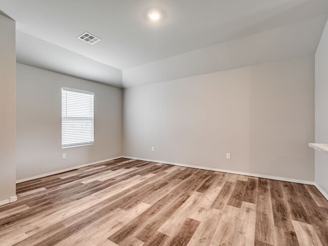 Building Photo - Home Close to Surrey Hills + 3 bedrooms