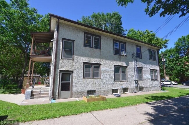 Building Photo - 614 5th St NE