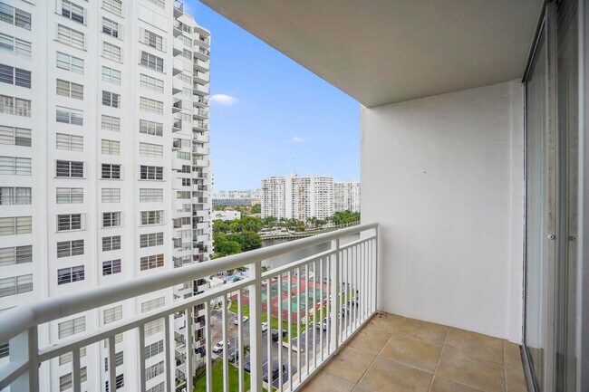 Building Photo - 18051 Biscayne Blvd