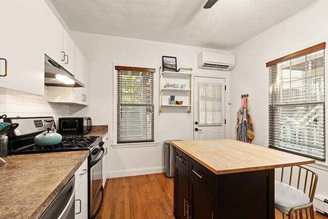 Primary Photo - 166 Brooks St