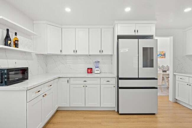 Building Photo - Luxe Spacious Home Near Parks Fully Equipped