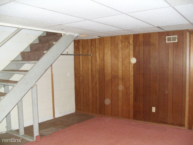 Building Photo - 2 br, 1.5 bath Townhome - 4855 Moreland Drive