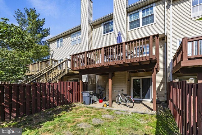 Building Photo - This beautiful 3-bedroom townhome is nestl...