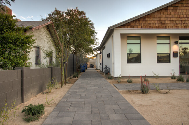 Building Photo - 1027 E McKinley St