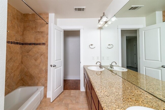 Building Photo - 2503 Homedale Dr