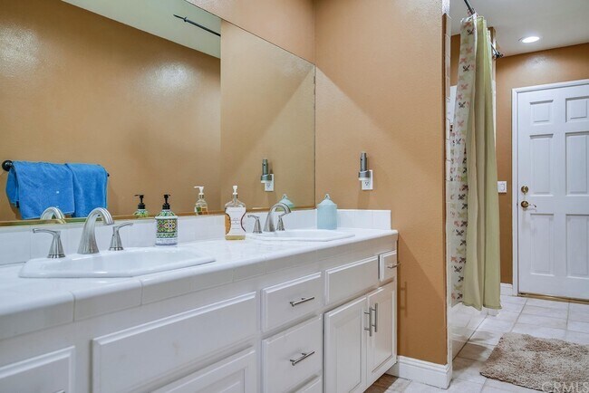 Building Photo - 7380 Live Oak Dr