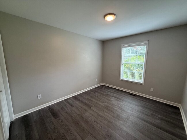 Building Photo - Spacious 3 Bedroom, 2 Bath Home with Garag...