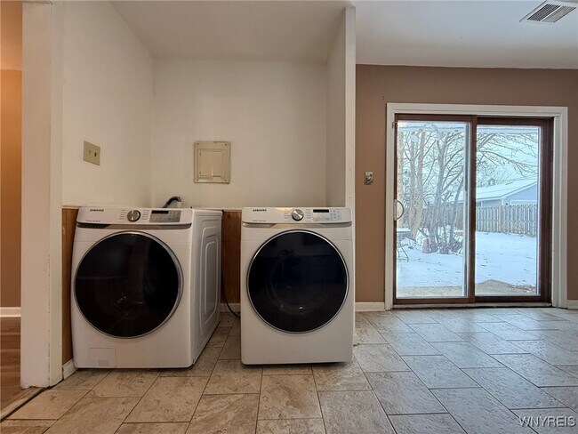 Building Photo - 52 Carol Ln