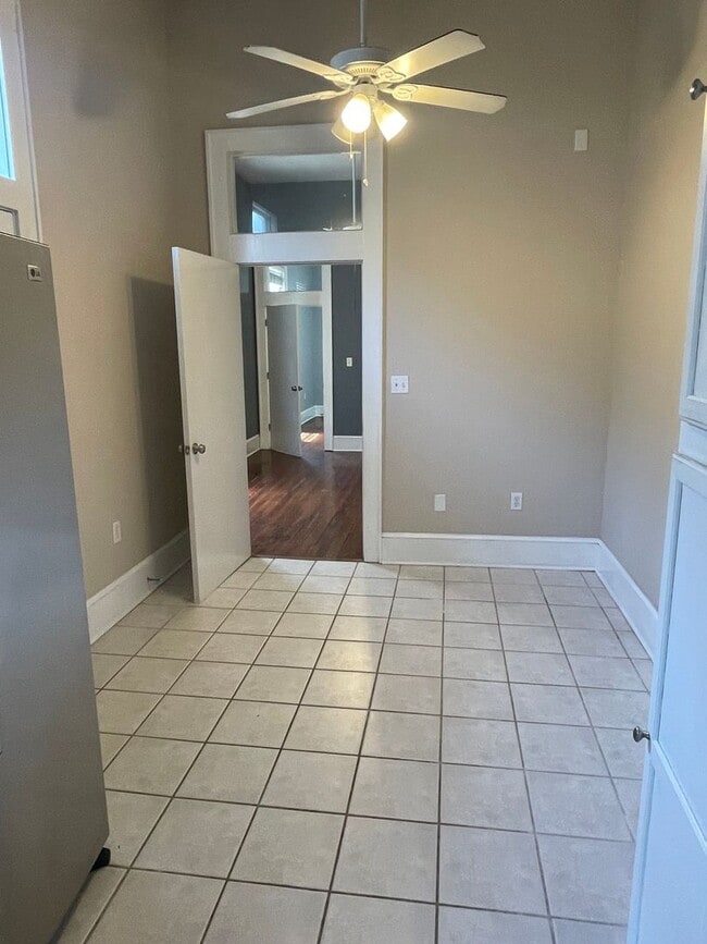 Building Photo - 1BD/1BA Shotgun with Laundry in Unit and Private Courtyard