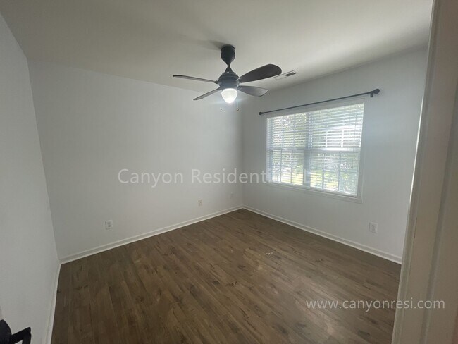 Building Photo - Beautiful 3b Room!Move in ready!