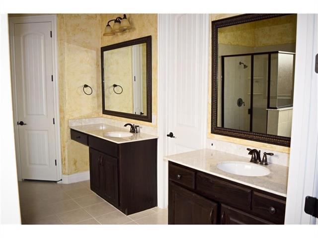 Building Photo - 115 Oakwood Ln