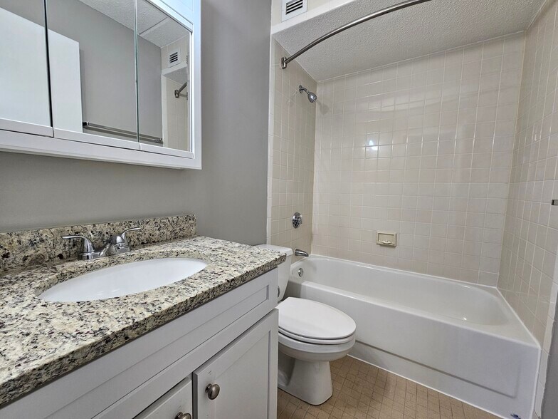 Building Photo - 65 N Point Dr