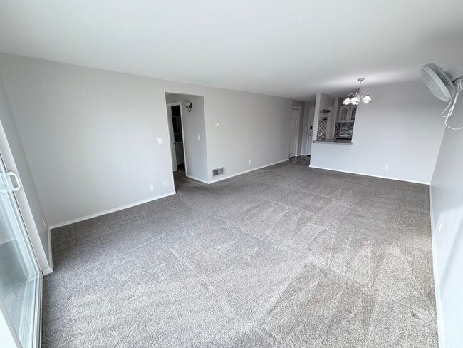 Building Photo - Top-Floor 3 Bed 2 Bath Condo in Fremont