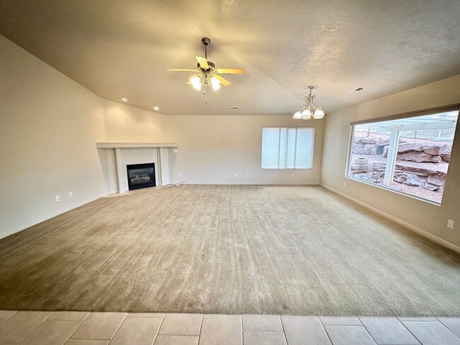 Building Photo - 3 Bedroom Home + an office on Southgate Golf Course.