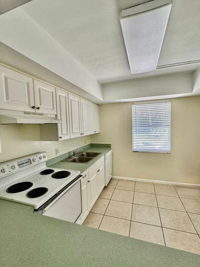 Building Photo - Charming 2 bed/ 2 bath in Royal Palm Villas