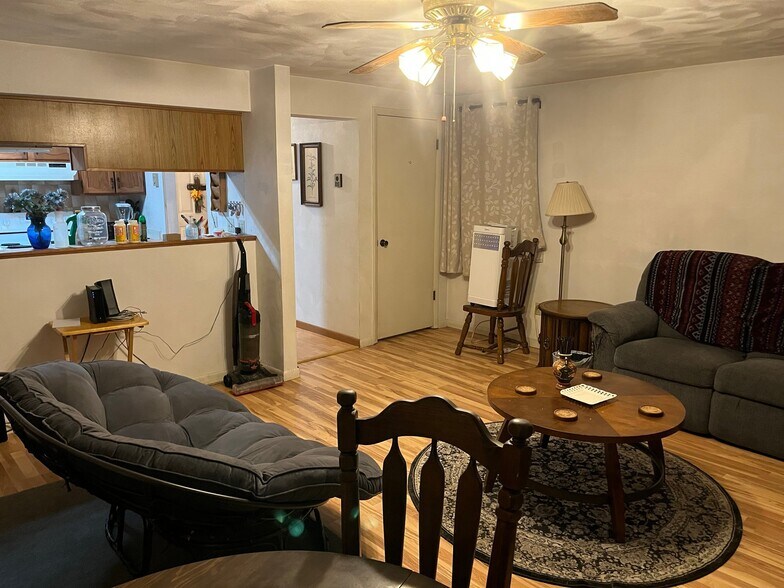 Building Photo - 47 Carol Ct