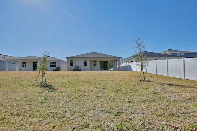 Building Photo - Thoughtfully Designed 4/3 Home with Premium Upgrades and 2 Car Garage! Available Now!